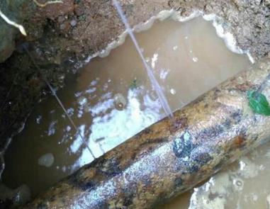 新建楼顶渗水维修公司分享下地暖漏水的原因及检测方法。